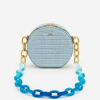 Luna Umhängetasche mit Acryl-Kette (Farbverlauf) – Krokodilprägung in eisblau