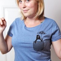 päfjes Pinguin mit Schirm / Brusttasche – Fair Wear Bio Frauen T-Shirt – Blau