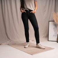 Vresh Clothing Stevanie – Mid Waist Jeans aus Biobaumwoll-Mix, Schwarz/Dunkelblau
