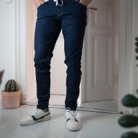Vresh Clothing Vloki – Slim Jeans aus Biobaumwoll-Mix, Dunkelblau/Schwarz