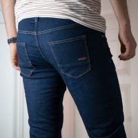 Vresh Clothing Vloki – Slim Jeans aus Biobaumwoll-Mix, Dunkelblau/Schwarz