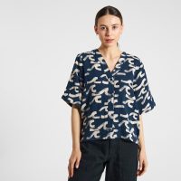 DEDICATED Bluse Odense – Brushed Waves