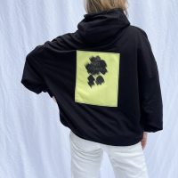 noemvri fashion label schwarzer Hoodie mit Rückenaufnäher