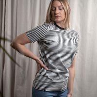 Vresh Clothing Vanny – gestreiftes T-Shirt aus Biobaumwolle, Beige/Schwarz/Olive