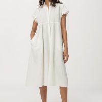 hessnatur Damen Kleid mit Rüschen aus Bio-Baumwolle und Leinen – weiß –