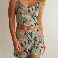 Averie Damen vegan Crop Top Und Shorts Set Ilara Magnolias Auf Faded Green