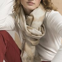 hessnatur Damen Schal aus Bio-Baumwolle und Leinen – beige – x200 cm