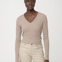 hessnatur Damen V-Shirt aus Bio-Baumwolle – beige –