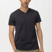 hessnatur Herren V-Shirt aus Bio-Baumwolle – schwarz –