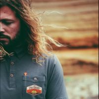 The Driftwood Tales Rotes Poloshirt / Graues Poloshirt / Graues Poloshirt mit DRIFTWOOD emblem
